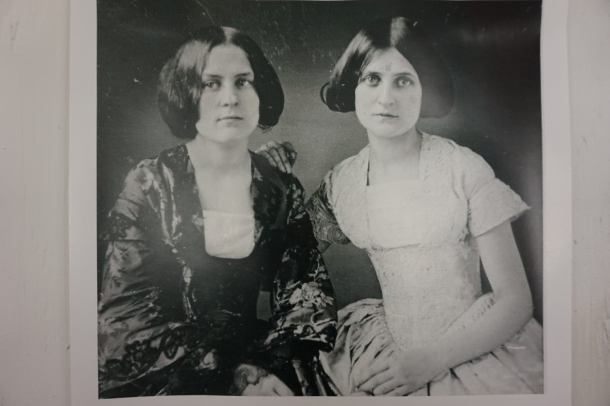 Gammelt sort/hvitt-bilde av to jenter