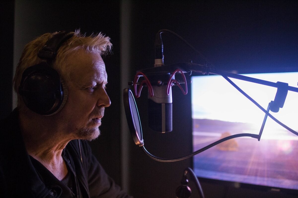 Dennis Storhøi er skuespiller og lydbokinnleser. Her er han i studio mens han leser inn en lydbok. Kanskje Blodmåne av Jo Nesbø?